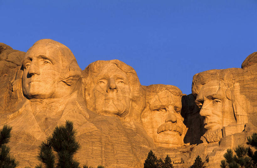 西方人,脸,头,脸颊,无人,四个人,公园,横图,室外,白天,仰视,旅游,度假,石头,美景,山,山脉,植物,雕塑,欧洲,美国,欧洲人,阴影,艺术,装饰,光线,雕刻,雕像,石子,影子,景观,山峰,山峦,娱乐,石雕,树,树木,蓝色,绿色,蓝天,天空,阳光,自然,工艺品,群山,天,享受,休闲,景色,放松,生长,晴朗,成长,纪念,美术,北美,北美洲,国家公园,自然风光,主题,美洲,陈列,南达科他州,拉什莫尔山,拉什莫尔山国家纪念公园,万里无云,功能,美学,北亚美利加洲,亚美利加洲,南达科他,草狼之州,晴朗之州,美国总统山,罗斯摩尔山国家纪念公园,美国总统公园,美利坚合众国总统纪念公园,男人,男性,中年男性,白种人,头部,脸部,脸蛋,面部,石块,岩石,晴空,晴空万里,半身,彩图,低角度拍摄,彭宁顿县,若虚莫山,总统雕像山,美利坚合众国