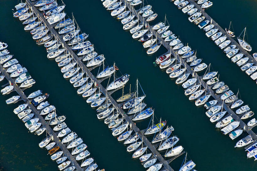 帆船,无人,横图,俯视,航拍,室外,白天,旅游,度假,海浪,海洋,美景,船,法国,欧洲,一排,许多,停靠,阴影,整齐,并列,并排,光线,影子,景观,浪花,很多,娱乐,排列,阳光,自然,海水,交通工具,享受,休闲,景色,放松,西欧,鸟瞰,队列,停泊,法兰西,自然风光,载具,平行,海景,法兰西共和国,法兰西第五共和国,普瓦图.夏朗德,普瓦图.夏朗德大区,滨海夏朗德省,大海,风浪,海,海水的波动,近岸浪,涌浪,彩图,高角度拍摄,奥莱龙岛,欧雷翁岛