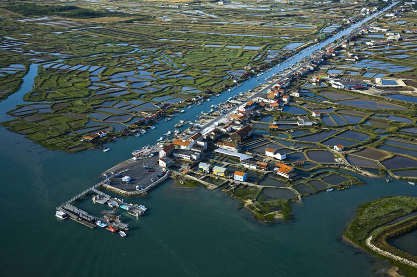 无人,家,横图,俯视,航拍,室外,白天,旅游,度假,草地,草坪,海浪,海洋,美景,植物,法国,欧洲,阴影,光线,影子,房屋,屋子,景观,浪花,娱乐,楼房,住宅,草,绿色,阳光,自然,海水,享受,休闲,景色,放松,沼泽,西欧,鸟瞰,法兰西,自然风光,海景,法兰西共和国,法兰西第五共和国,普瓦图.夏朗德,普瓦图.夏朗德大区,滨海夏朗德省,大海,风浪,海,海水的波动,近岸浪,涌浪,彩图,高角度拍摄,房子