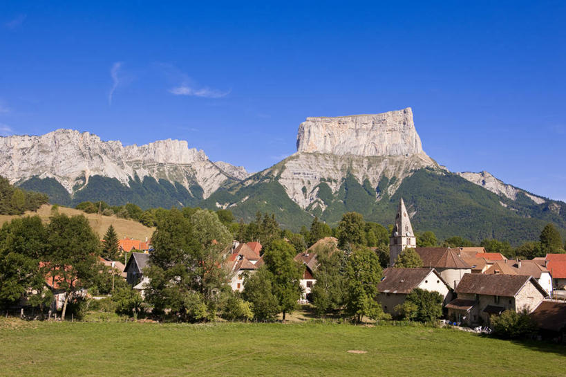 无人,家,教堂,横图,室外,白天,正面,旅游,度假,草地,草坪,石头,美景,山,山脉,植物,法国,欧洲,阴影,节日,光线,石子,影子,房屋,屋子,景观,山峰,云,云朵,山峦,云彩,文化,娱乐,楼房,住宅,草,树,树木,蓝色,绿色,白云,蓝天,天空,阳光,自然,群山,天,祈祷,享受,休闲,健康,景色,放松,许愿,宗教,信仰,生长,晴朗,成长,纪念,祈求,基督教,西欧,天主教,法兰西,自然风光,信念,法兰西共和国,省会,法兰西第五共和国,格勒诺布尔,伊泽尔省,平安,石块,岩石,晴空,彩图,房子,大教堂,礼拜堂,罗讷.阿尔卑斯,罗讷.阿尔卑斯大区,希希利昂,格雷诺布尔区