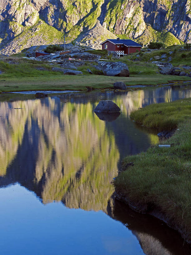 无人,竖图,室外,白天,正面,旅游,度假,海浪,海洋,石头,美景,山,山脉,挪威,欧洲,阴影,光线,石子,影子,景观,浪花,山峰,青苔,苔藓,山峦,娱乐,蓝色,蓝天,天空,阳光,自然,海水,群山,天,享受,休闲,景色,放松,晴朗,斯堪的纳维亚,自然风光,北欧,斯堪的那维亚,斯堪的那维亚半岛,斯堪的纳维亚半岛,海景,万里无云,挪威王国,罗弗敦群岛,诺尔兰,诺尔兰郡,大海,风浪,海,海水的波动,近岸浪,石块,岩石,涌浪,晴空,晴空万里,彩图