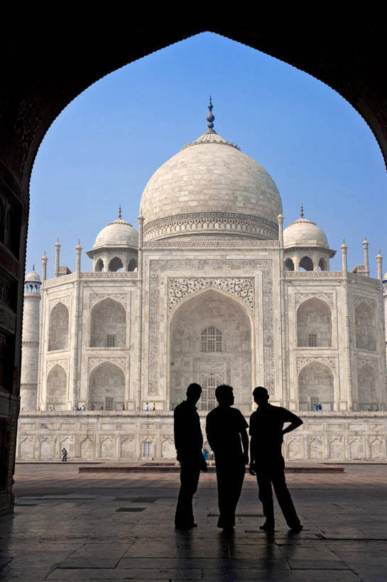 三个人,伙伴,朋友,站,竖图,室外,白天,正面,旅游,度假,友谊,名胜古迹,地标,泰姬陵,印度,亚洲,阴影,服装,遗迹,光线,影子,墙,背光,注视,休闲装,古迹,文物,娱乐,手叉腰,古建筑,墙壁,墙面,衣服,蓝色,蓝天,天空,阳光,天,叉腰,观察,看,站着,享受,休闲,休闲服,旅游胜地,放松,服饰,晴朗,观看,察看,陵墓,关注,南亚,逆光,古文明,世界文化遗产,万里无云,泰姬.马哈尔陵,伊斯兰建筑,泰姬玛哈,世界七大奇迹,单手叉腰,友情,泰吉.玛哈尔陵,男人,男性,年轻男性,亚洲人,印度人,晴空,晴空万里,站立,彩图,全身,标志性建筑