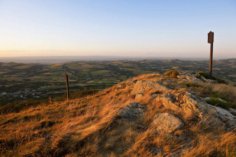 无人,横图,室外,白天,正面,旅游,度假,石头,美景,山,山脉,树林,植物,法国,欧洲,阴影,光线,石子,影子,地平线,景观,山峰,辽阔,地面,山峦,娱乐,树,树木,蓝色,绿色,蓝天,天空,阳光,自然,群山,天,享受,休闲,广阔,景色,放松,生长,晴朗,成长,一望无际,西欧,法兰西,自然风光,延伸,万里无云,法兰西共和国,天地相交,法兰西第五共和国,无边无际,一马平川,南部.比利牛斯,南部.比利牛斯大区,塔恩河,石块,岩石,晴空,晴空万里,彩图