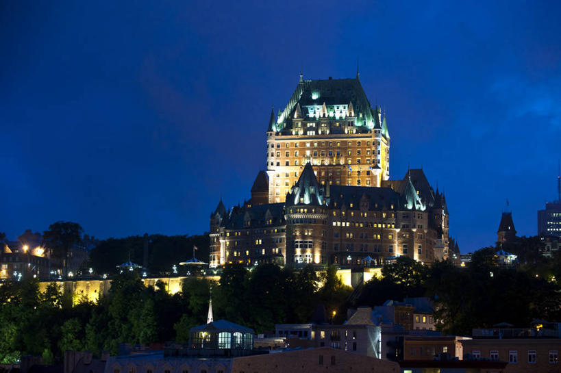 无人,宾馆,家,横图,室外,夜晚,正面,旅游,度假,植物,标志建筑,地标,建筑,酒店,加拿大,阴影,光线,影子,堡垒,城堡,房屋,屋子,灯光,娱乐,建设,楼房,住宅,树,树木,绿色,自然,享受,休闲,旅游胜地,放松,生长,成长,旅社,北美,北美洲,要塞,美洲,省会,北亚美利加洲,亚美利加洲,圣劳伦斯河,魁北克,魁北克城,魁北克省,魁北克市,设防,芳堤娜城堡,芳堤娜古堡酒店,彩图,房子,客店,客栈,旅店,旅馆,古壁省,魁省,商旅