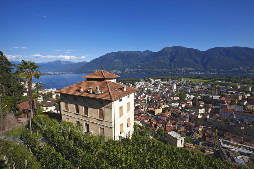 无人,家,横图,室外,白天,正面,度假,湖,湖泊,美景,山,山脉,树林,水,植物,城市风光,城市,瑞士,欧洲,阴影,光线,影子,房屋,屋子,湖面,景观,山峰,水流,水面,云,云朵,公寓,山峦,云彩,娱乐,洋房,楼房,住宅,树,树木,蓝色,绿色,白云,蓝天,天空,阳光,自然,湖水,群山,天,享受,休闲,景色,放松,生长,晴朗,成长,中欧,瑞士联邦,提契诺州,洛迦诺,马焦雷湖,晴空,彩图,房子