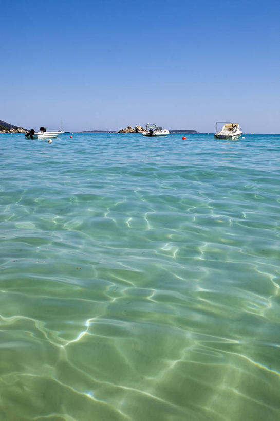 无人,竖图,室外,白天,正面,旅游,度假,海浪,海洋,美景,轮船,船,法国,欧洲,停靠,阴影,光线,影子,景观,浪花,娱乐,蓝色,蓝天,天空,阳光,自然,海水,交通工具,天,享受,休闲,景色,放松,晴朗,科西嘉,科西嘉岛,西欧,停泊,法兰西,自然风光,载具,海景,万里无云,法兰西共和国,法兰西第五共和国,南科西嘉,南科西嘉省,科西嘉大区,大海,风浪,海,海水的波动,近岸浪,涌浪,晴空,晴空万里,彩图