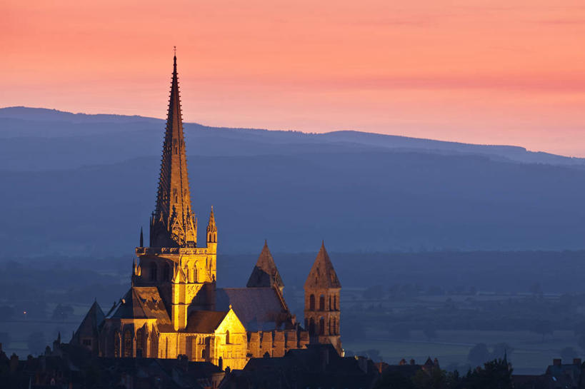 无人,教堂,横图,室外,白天,正面,旅游,度假,日落,山,山脉,树林,植物,标志建筑,地标,建筑,法国,欧洲,节日,山峰,晚霞,霞光,落日,山峦,文化,娱乐,建设,树,树木,绿色,天空,自然,黄昏,群山,天,祈祷,享受,休闲,健康,旅游胜地,彩霞,放松,许愿,宗教,信仰,生长,成长,纪念,祈求,勃艮第,西欧,法兰西,信念,法兰西共和国,法兰西第五共和国,夕照,薄暮,勃艮第大区,索恩.卢瓦尔省,平安,夕阳,彩图,傍晚,大教堂,礼拜堂,斜阳