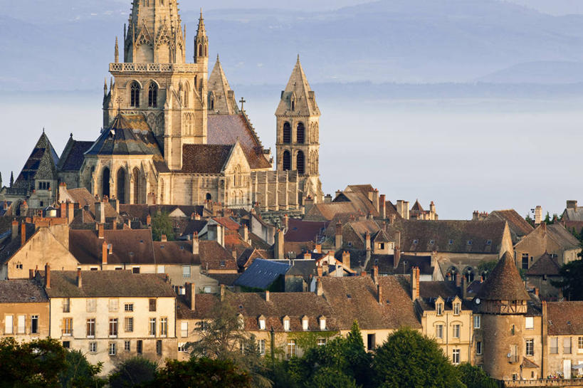 无人,家,教堂,横图,室外,白天,正面,旅游,度假,日落,植物,标志建筑,地标,建筑,法国,欧洲,节日,瓦片,房屋,屋顶,屋子,晚霞,霞光,落日,顶棚,瓦,文化,娱乐,建设,楼房,住宅,树,树木,绿色,自然,黄昏,祈祷,享受,休闲,健康,旅游胜地,彩霞,放松,许愿,宗教,建造,信仰,生长,成长,纪念,祈求,勃艮第,西欧,法兰西,信念,屋瓦,法兰西共和国,法兰西第五共和国,夕照,薄暮,勃艮第大区,索恩.卢瓦尔省,平安,夕阳,彩图,傍晚,房子,大教堂,礼拜堂,斜阳