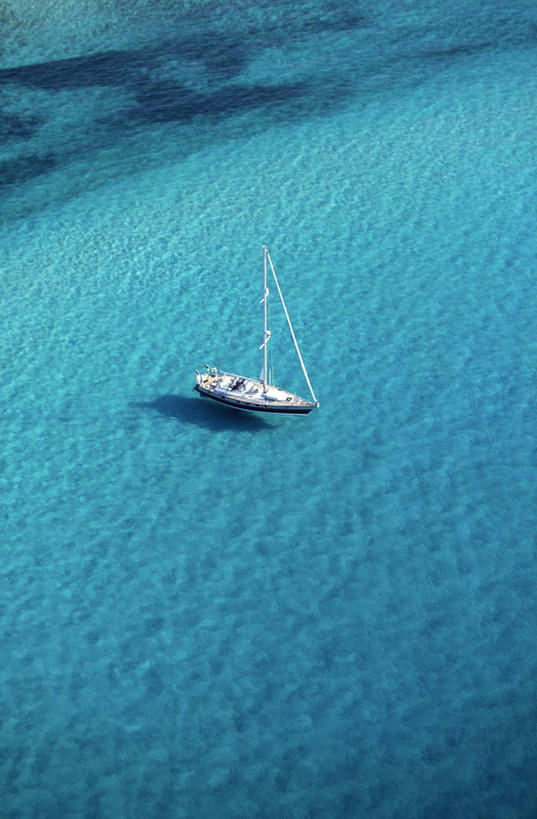 帆船,无人,竖图,俯视,航拍,室外,白天,旅游,度假,海浪,海洋,美景,船,法国,欧洲,一艘,停靠,阴影,光线,影子,景观,浪花,娱乐,阳光,自然,海水,交通工具,享受,休闲,景色,放松,科西嘉,科西嘉岛,西欧,鸟瞰,停泊,法兰西,自然风光,载具,海景,法兰西共和国,法兰西第五共和国,科西嘉大区,大海,风浪,海,海水的波动,近岸浪,涌浪,彩图,高角度拍摄,上科西嘉