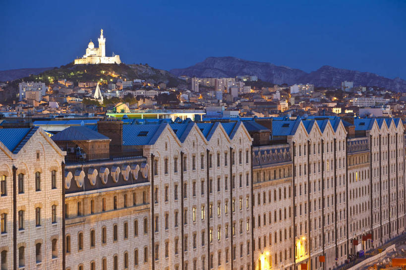 无人,家,教堂,横图,室外,夜晚,正面,旅游,度假,马赛,山,山脉,植物,标志建筑,地标,建筑,法国,欧洲,阴影,节日,光线,影子,房屋,屋子,山峰,公寓,灯光,山峦,文化,娱乐,建设,洋房,楼房,住宅,树,树木,蓝色,绿色,蓝天,天空,自然,群山,天,祈祷,享受,休闲,健康,旅游胜地,放松,许愿,宗教,信仰,生长,成长,纪念,祈求,西欧,普罗旺斯,法兰西,信念,法兰西共和国,首府,法兰西第五共和国,普罗旺斯省,普罗旺斯.阿尔卑斯.蓝色海岸,普罗旺斯.阿尔卑斯.蓝色海岸大区,平安,彩图,房子,大教堂,礼拜堂,圣母加德大教堂