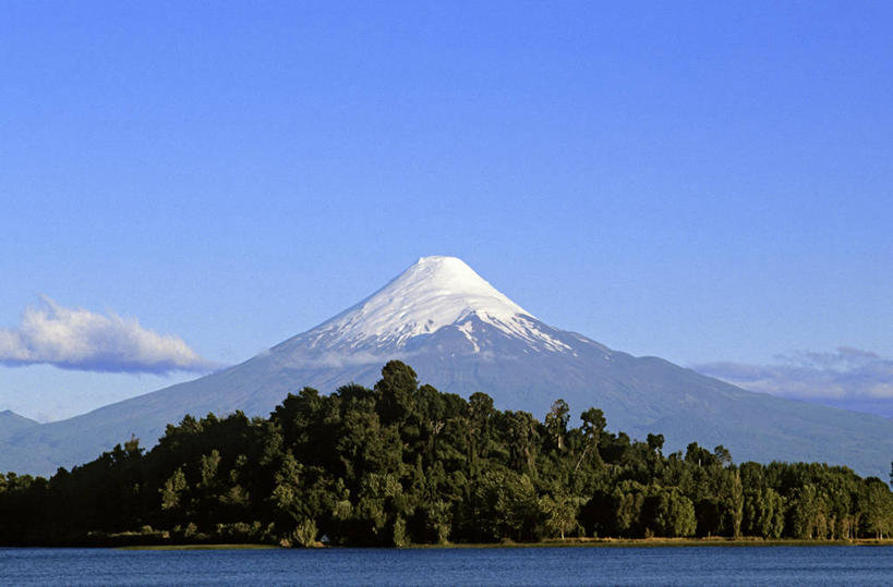 无人,横图,室外,白天,正面,旅游,度假,湖,湖泊,火山,美景,森林,山,树林,水,雪,雪山,植物,大雪,智利,阴影,光线,影子,冰,湖面,积雪,景观,山峰,水流,水面,雪景,冬季,冬天,山峦,娱乐,树,树木,蓝色,绿色,蓝天,天空,阳光,自然,湖水,天,享受,休闲,景色,南美,放松,寒冷,生长,晴朗,成长,冰冷,南美洲,拉丁美洲,自然风光,美洲,万里无云,亚美利加洲,严寒,南亚美利加洲,智利共和国,冰凉,酷寒,凛冽,凛凛,极冷,延基韦湖,奥索尔诺火山,活火山,晴空,晴空万里,彩图,湖大区,兰奇胡亚湖