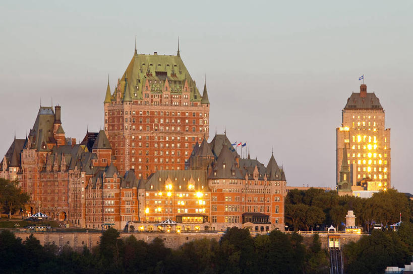 无人,宾馆,横图,室外,白天,正面,旅游,度假,名胜古迹,日落,树林,植物,标志建筑,地标,建筑,酒店,加拿大,阴影,遗迹,光线,影子,堡垒,城堡,晚霞,霞光,落日,灯光,古迹,文物,娱乐,建设,古建筑,树,树木,绿色,自然,黄昏,享受,休闲,旅游胜地,彩霞,放松,生长,成长,旅社,北美,北美洲,要塞,美洲,古文明,省会,北亚美利加洲,亚美利加洲,魁北克,魁北克城,魁北克省,魁北克市,夕照,薄暮,设防,芳堤娜城堡,芳堤娜古堡酒店,夕阳,彩图,傍晚,客店,客栈,旅店,旅馆,古壁省,魁省,商旅,斜阳