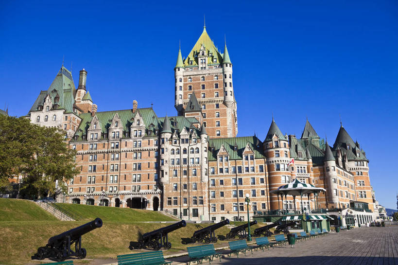 无人,宾馆,横图,室外,白天,仰视,旅游,度假,草地,草坪,名胜古迹,树林,植物,窗户,标志建筑,道路,地标,建筑,酒店,路,加拿大,一排,阴影,遗迹,整齐,并列,并排,光线,影子,堡垒,城堡,小路,交通,古迹,文物,娱乐,建设,古建筑,玻璃窗,草,树,树木,排列,蓝色,绿色,蓝天,天空,阳光,自然,天,享受,休闲,旅游胜地,放松,生长,晴朗,成长,旅社,北美,北美洲,要塞,队列,美洲,平行,古文明,万里无云,省会,北亚美利加洲,亚美利加洲,魁北克,魁北克城,魁北克省,魁北克市,设防,芳堤娜城堡,芳堤娜古堡酒店,晴空,晴空万里,彩图,低角度拍摄,客店,客栈,旅店,旅馆,古壁省,魁省,商旅,达费林平台,达勒姆平台