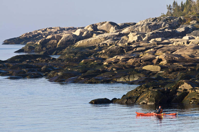 划船,皮划艇,西方人,一个人,坐,横图,室外,白天,正面,旅游,度假,河流,石头,美景,沙滩,水,植物,船,欧洲,加拿大,欧洲人,仅一个男性,仅一个人,一艘,阴影,波纹,服装,光线,沙子,石子,影子,河岸,河水,河滩,景观,水流,涟漪,沙地,注视,娱乐,树,树木,仅一个年轻男性,衣服,蓝色,绿色,蓝天,水纹,天空,阳光,自然,交通工具,波浪,天,观察,看,享受,休闲,景色,放松,服饰,生长,晴朗,成长,观看,察看,北美,北美洲,衣着,穿着,关注,自然风光,载具,美洲,万里无云,水晕,北亚美利加洲,亚美利加洲,衣饰,圣劳伦斯河,魁北克省,荡舟,男人,男性,年轻男性,白种人,石块,岩石,晴空,晴空万里,坐着,彩图,全身,古壁省,魁省,萨格奈.圣劳伦斯海洋公园