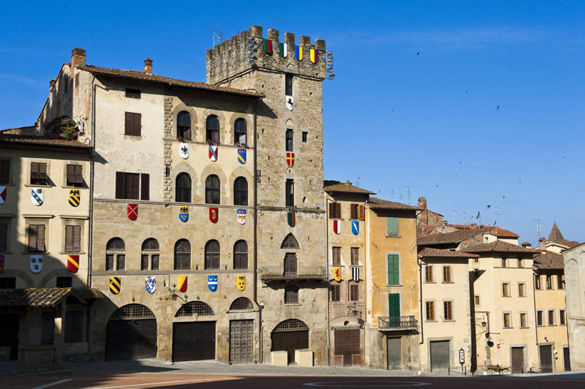 无人,家,横图,室外,白天,正面,度假,美景,窗户,城市风光,城市,道路,路,意大利,欧洲,一排,阴影,整齐,并列,并排,光线,影子,房屋,屋子,景观,云,云朵,公寓,小路,交通,云彩,娱乐,洋房,楼房,玻璃窗,住宅,排列,蓝色,白云,蓝天,天空,阳光,天,享受,休闲,景色,放松,晴朗,托斯卡纳,队列,南欧,平行,意大利共和国,首府,托斯卡纳大区,晴空,彩图,房子,阿雷佐省,阿雷佐