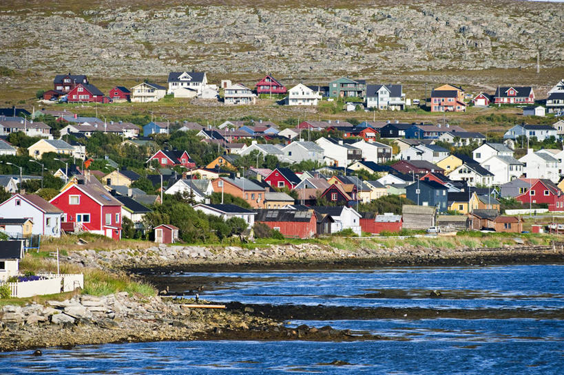 无人,家,横图,室外,白天,正面,旅游,度假,海浪,海洋,礁石,石头,美景,山,山脉,植物,挪威,欧洲,阴影,枯萎,光线,石子,影子,房屋,屋子,景观,浪花,山峰,公寓,枯草,山峦,娱乐,洋房,楼房,住宅,草,黄色,阳光,自然,海水,群山,享受,休闲,景色,放松,斯堪的纳维亚,自然风光,北欧,斯堪的那维亚,斯堪的那维亚半岛,斯堪的纳维亚半岛,海景,拉普兰,挪威王国,芬马克,芬马克郡,诺尔兰,诺尔兰郡,大海,风浪,海,海水的波动,礁,近岸浪,石块,岩石,涌浪,彩图,房子