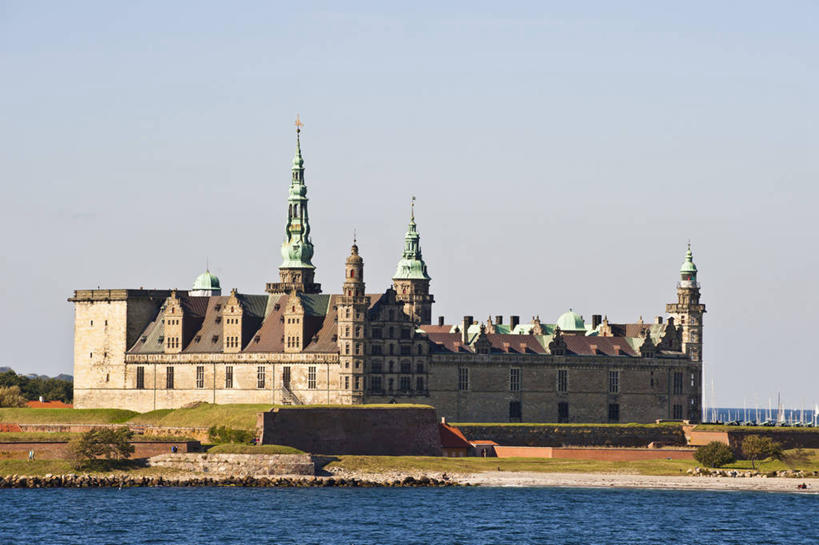 无人,宫殿,横图,室外,白天,正面,旅游,度假,草地,草坪,植物,标志建筑,地标,建筑,雕塑,丹麦,欧洲,阴影,艺术,装饰,光线,雕刻,雕像,影子,屋顶,顶棚,娱乐,建设,草,蓝色,绿色,蓝天,天空,阳光,工艺品,天,享受,休闲,旅游胜地,放松,晴朗,纪念,美术,宫廷,北欧,主题,陈列,万里无云,功能,美学,丹麦王国,王宫,西兰岛,赫尔辛格,克隆堡宫,皇冠之宫,晴空,晴空万里,彩图,皇宫