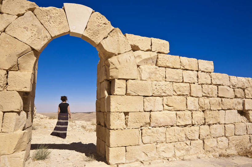 东方人,一个人,站,横图,室外,白天,仰视,民族服装,旅游,度假,石头,标志建筑,地标,建筑,约旦,亚洲,仅一个女性,仅一个人,阴影,光线,石子,影子,墙,拱门,黄种人,娱乐,建设,墙壁,墙面,蓝色,蓝天,天空,阳光,天,站着,仅一个中年女性,享受,休闲,旅游胜地,放松,晴朗,西亚,万里无云,约旦哈希姆王国,马代巴,女人,女性,中年女性,亚洲人,石块,岩石,晴空,晴空万里,站立,彩图,低角度拍摄,全身,传统服装,民俗服