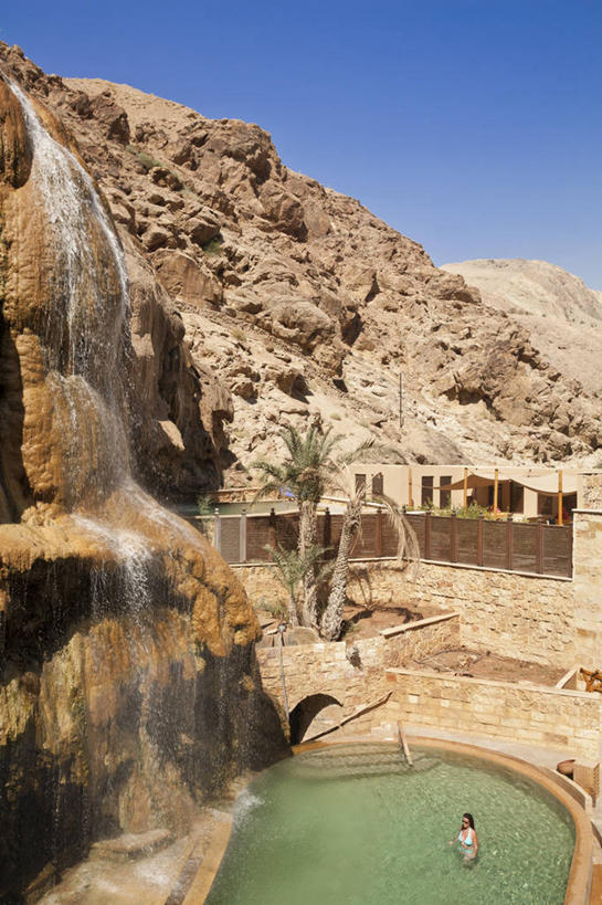 东方人,一个人,坐,竖图,室外,白天,按摩,美容,旅游,度假,石头,美景,山,山脉,温泉,雾,约旦,亚洲,仅一个女性,仅一个人,护肤,阴影,沸腾,光线,蒸汽,石子,影子,景观,山峰,山峦,水蒸气,雾气,黄种人,娱乐,裸露,背面,蓝色,蓝天,天空,阳光,自然,群山,天,仅一个中年女性,保养,享受,休闲,温暖,景色,放松,SPA水疗,保健,温泉浴场,泉水,温和,晴朗,气体,自然风光,西亚,裸,养颜,万里无云,蒸发,约旦哈希姆王国,地热,马代巴,女人,女性,中年女性,亚洲人,石块,岩石,晴空,晴空万里,矿泉疗养地,坐着,彩图,全身,水疗