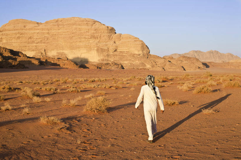 西方人,一个人,走,横图,室外,白天,正面,民族服装,旅游,度假,石头,美景,沙漠,山,山脉,植物,欧洲,约旦,欧洲人,亚洲,仅一个男性,仅一个人,仅一个中年男性,阴影,枯萎,光线,石子,头巾,影子,景观,山峰,枯草,山峦,注视,娱乐,草,黄色,蓝色,白色,蓝天,天空,阳光,自然,群山,天,观察,看,享受,休闲,景色,放松,晴朗,观看,察看,关注,自然风光,西亚,万里无云,约旦哈希姆王国,瓦迪拉姆,瓦迪拉姆保护区,男人,男性,中年男性,白种人,大漠,砂漠,石块,岩石,晴空,晴空万里,步行,散步,走路,彩图,全身,传统服装,民俗服