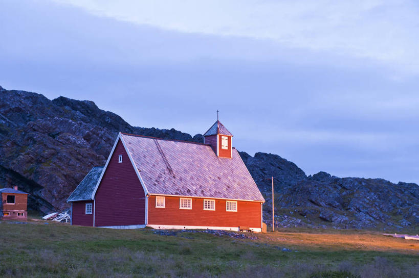 无人,教堂,横图,室外,白天,正面,旅游,度假,草地,草坪,石头,美景,日落,山,山脉,植物,标志建筑,地标,建筑,挪威,欧洲,节日,石子,景观,山峰,晚霞,霞光,落日,山峦,文化,娱乐,建设,草,绿色,自然,黄昏,群山,祈祷,享受,休闲,健康,旅游胜地,景色,彩霞,放松,许愿,宗教,信仰,纪念,祈求,斯堪的纳维亚,自然风光,北欧,斯堪的那维亚,斯堪的那维亚半岛,斯堪的纳维亚半岛,信念,拉普兰,挪威王国,夕照,薄暮,芬马克,芬马克郡,诺尔兰,诺尔兰郡,平安,石块,岩石,夕阳,彩图,傍晚,大教堂,礼拜堂,斜阳