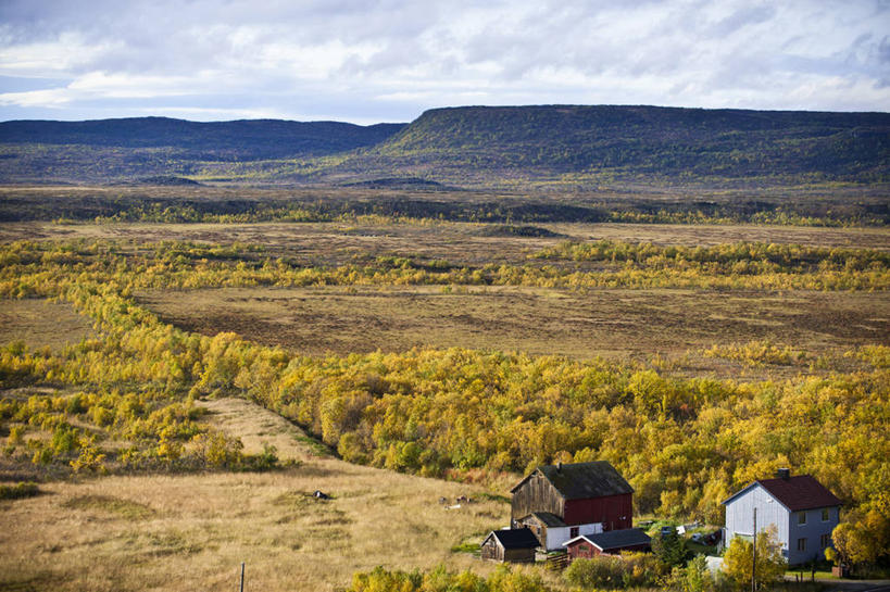 无人,家,农田,横图,室外,白天,正面,旅游,度假,庄稼,农作物,草地,草坪,美景,山,山脉,植物,挪威,欧洲,阴影,光线,影子,房屋,屋子,景观,山峰,云,云朵,山峦,云彩,娱乐,楼房,住宅,草,蓝色,绿色,白云,蓝天,天空,阳光,自然,群山,天,享受,休闲,景色,放松,晴朗,斯堪的纳维亚,自然风光,北欧,斯堪的那维亚,斯堪的那维亚半岛,斯堪的纳维亚半岛,拉普兰,挪威王国,芬马克,芬马克郡,诺尔兰,诺尔兰郡,晴空,彩图,耕地,庄稼田,房子