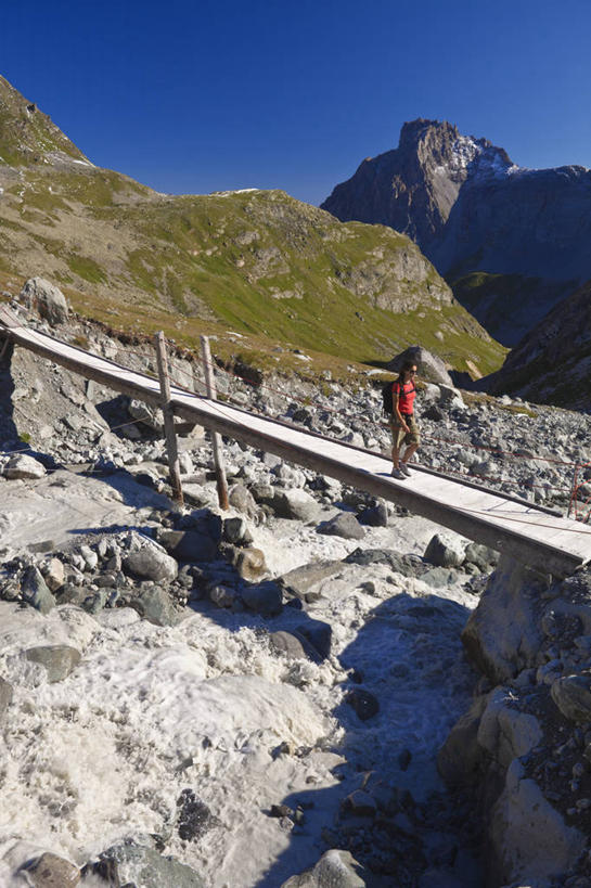 西方人,一个人,公园,走,攀登,竖图,室外,白天,侧面,锻炼,旅游,度假,探险,运动,攀岩,草地,草坪,石头,山,山脉,植物,法国,欧洲,欧洲人,仅一个女性,仅一个人,阴影,服装,裤子,光线,包,墨镜,木板,石子,眼镜,影子,山峰,桥,木桥,山峦,旅行包,注视,休闲裤,休闲装,娱乐,极限运动,栈桥,草,衣服,蓝色,绿色,蓝天,天空,阳光,背包,太阳镜,太阳眼镜,群山,天,观察,看,仅一个中年女性,享受,休闲,休闲服,爬,遮阳镜,放松,服饰,晴朗,观看,人行桥,木板桥,察看,国家公园,西欧,关注,法兰西,室外运动,户外运动,万里无云,法兰西共和国,法兰西第五共和国,旅游包,萨瓦省,冒险,体育,女人,女性,中年女性,白种人,石块,岩石,晴空,晴空万里,步行,登山,攀爬,散步,走路,彩图,全身,健身,瓦勒迪泽尔,罗讷.阿尔卑斯,罗讷.阿尔卑斯大区,双肩包,瓦努瓦兹国家公园