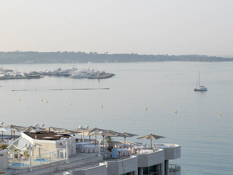 帆船,无人,宾馆,横图,俯视,室外,白天,旅游,度假,海浪,海洋,美景,酒店,船,法国,欧洲,戛纳,景观,浪花,娱乐,蓝色,蓝天,天空,自然,海水,交通工具,天,享受,休闲,景色,放松,晴朗,旅社,西欧,法兰西,自然风光,载具,海景,滨海阿尔卑斯,万里无云,法兰西共和国,法兰西第五共和国,普罗旺斯.阿尔卑斯.蓝色海岸,普罗旺斯.阿尔卑斯.蓝色海岸大区,滨海阿尔卑斯省,坎城,康城,大海,风浪,海,海水的波动,近岸浪,涌浪,晴空,晴空万里,彩图,高角度拍摄,客店,客栈,旅店,旅馆,商旅