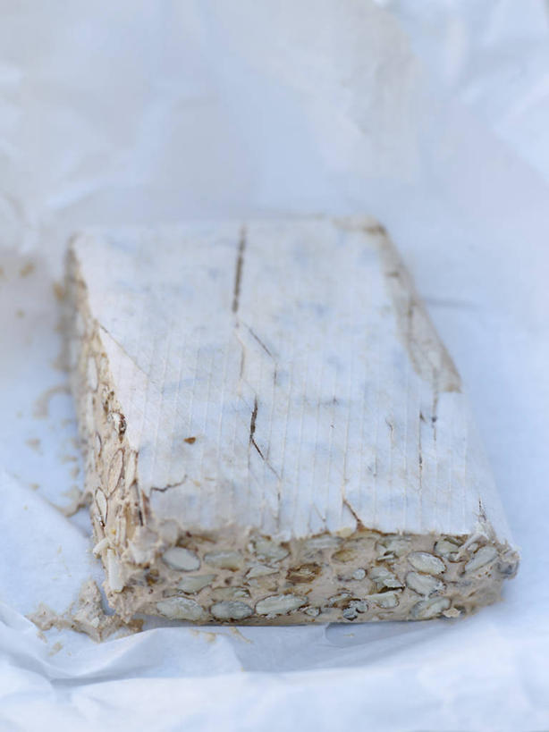 无人,竖图,俯视,室内,特写,白天,餐桌,桌子,一块,阴影,反射,影子,食品,糖,糖果,甜点,甜品,食物,甜食,餐台,牛轧糖,鸟结糖,纽结糖,彩图,高角度拍摄