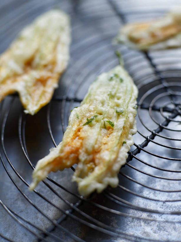 无人,竖图,俯视,室内,特写,白天,烹饪,烘焙,西餐,餐桌,桌子,蔬菜,金属制品,阴影,朦胧,模糊,新鲜,反射,金属,影子,油炸,料理,食品,菜肴,美食,架子,食物,西式,佳肴,有机食品,绿色食品,餐台,冷却,冷却架,彩图,高角度拍摄,法国菜