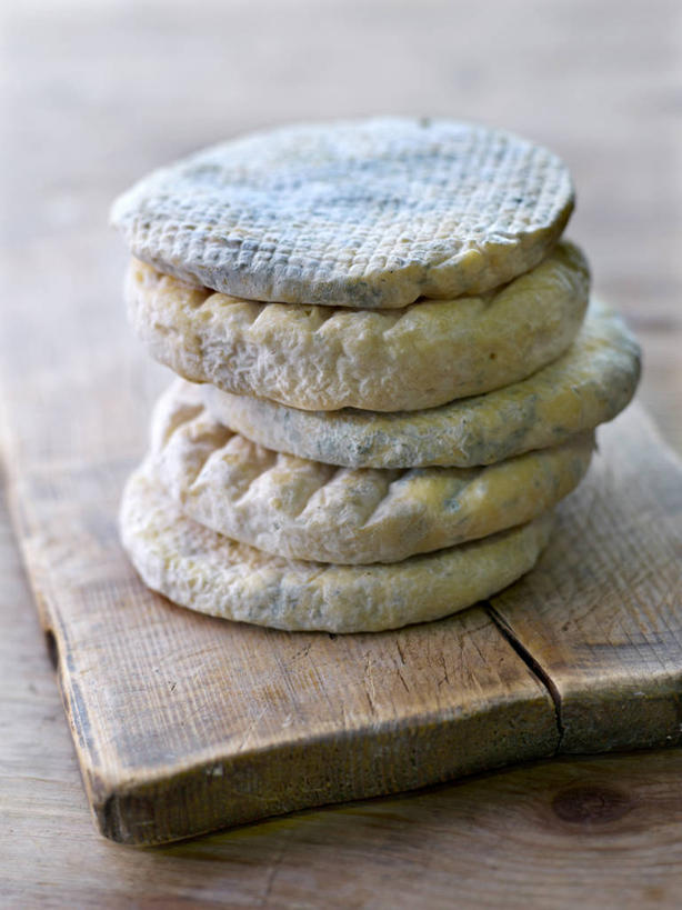 奶酪,无人,竖图,俯视,室内,特写,白天,一排,阴影,整齐,反射,影子,干酪,起司,案板,芝士,营养,砧板,排列,白色,乳酪,堆,乳制品,队列,发酵,五块,彩图,高角度拍摄