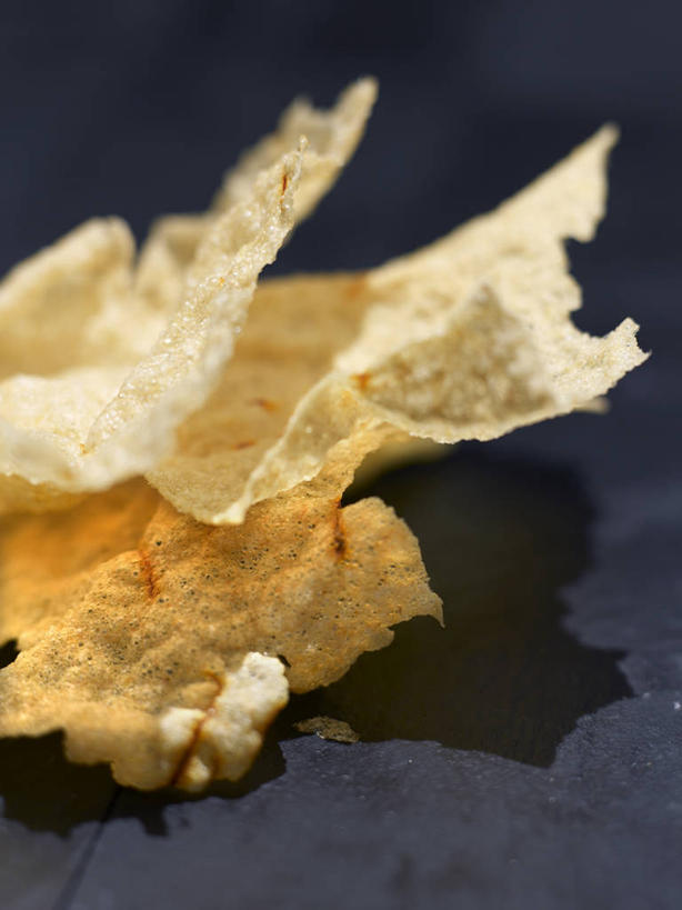 无人,竖图,俯视,室内,特写,白天,烹饪,餐桌,桌子,蔬菜,土豆,阴影,朦胧,模糊,新鲜,反射,影子,油炸,料理,食品,菜肴,美食,食物,黄色,佳肴,有机食品,绿色食品,餐台,馍馍蛋,洋芋,山药蛋,马铃薯,彩图,高角度拍摄,炸土豆片