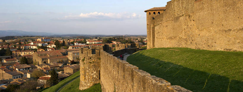 无人,家,横图,全景,俯视,室外,白天,旅游,度假,草地,草坪,名胜古迹,天际线,植物,标志建筑,地标,建筑,法国,欧洲,阴影,遗迹,光线,瓦片,影子,堡垒,城堡,房屋,墙,屋顶,屋子,云,云朵,云彩,顶棚,瓦,古迹,文物,娱乐,建设,古建筑,楼房,墙壁,墙面,住宅,草,树,树木,蓝色,绿色,白云,蓝天,天空,阳光,自然,天,享受,休闲,旅游胜地,放松,建造,生长,晴朗,成长,西欧,要塞,法兰西,古文明,屋瓦,法兰西共和国,卡尔卡松,首府,法兰西第五共和国,朗格多克.鲁西永,朗格多克.鲁西永大区,设防,奥德省,晴空,彩图,高角度拍摄,房子,卡尔卡松区