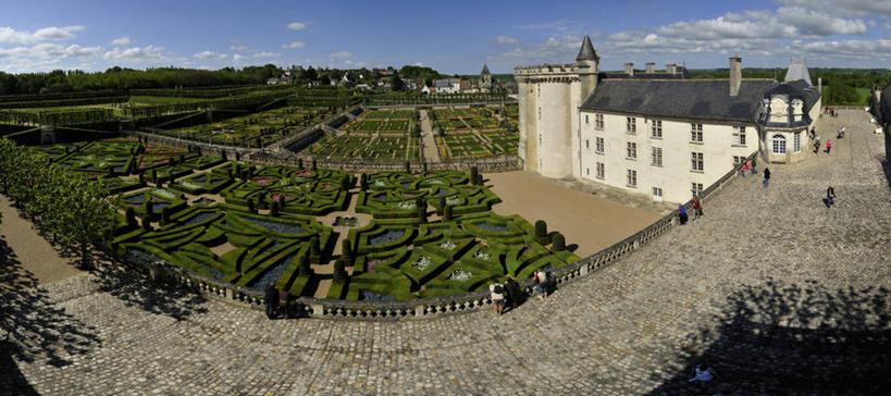 无人,家,横图,俯视,航拍,室外,白天,旅游,度假,草地,草坪,河流,名胜古迹,水,植物,标志建筑,地标,建筑,法国,欧洲,阴影,遗迹,光线,影子,堡垒,城堡,房屋,屋子,河水,水流,云,云朵,云彩,古迹,文物,娱乐,建设,古建筑,楼房,住宅,草,树,树木,蓝色,绿色,白云,蓝天,天空,阳光,自然,天,享受,休闲,旅游胜地,放松,生长,晴朗,成长,西欧,要塞,鸟瞰,法兰西,古文明,法兰西共和国,首府,法兰西第五共和国,图尔,维朗德里城堡,设防,安德尔.卢瓦尔省,中央大区,晴空,彩图,高角度拍摄,房子