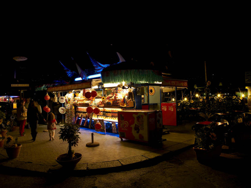 西方人,儿童,两个人,家庭,母亲,女儿,走,握手,横图,室外,夜晚,度假,纯洁,美景,植物,城市风光,城市,路灯,照明,意大利,欧洲,圣诞节,欧洲人,阴影,服装,节日,庆祝,光线,影子,景观,灯光,休闲装,文化,娱乐,灯,树,树木,小孩,背面,衣服,绿色,自然,纪念品,庆典,享受,休闲,温暖,温馨,母女,一家人,休闲服,景色,放松,可爱,母爱,童年,童趣,服饰,生长,成长,纪念,留念,照亮,和睦,照明设备,南欧,怀念,童真,烂漫,无邪,意大利共和国,首府,那不勒斯,坎帕尼亚,记念,拿坡里,坎帕尼亚大区,天真,年轻女性,女孩,女人,女性,白种人,孩子,年轻人,步行,搀手,拉手,散步,手拉手,手握手,走路,彩图,全身,融洽,女生