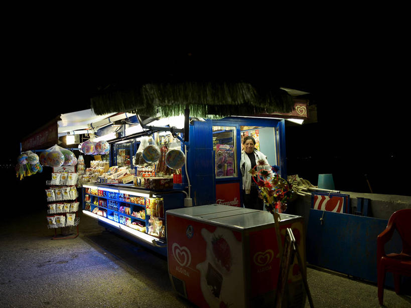 西方人,一个人,站,横图,室外,夜晚,正面,度假,美景,城市风光,城市,工艺美术品,照明,意大利,欧洲,欧洲人,仅一个女性,仅一个人,阴影,服装,艺术,盛开,光线,影子,景观,灯光,艺术品,花蕾,注视,休闲装,娱乐,货摊,商贩,吊灯,灯,花,花瓣,花朵,鲜花,衣服,工艺品,灯具,花苞,花蕊,观察,看,站着,仅一个中年女性,享受,休闲,休闲服,景色,放松,服饰,观看,工艺,照亮,美术,察看,照明设备,关注,南欧,意大利共和国,首府,那不勒斯,坎帕尼亚,拿坡里,坎帕尼亚大区,女人,女性,中年女性,白种人,商人,站立,彩图,全身