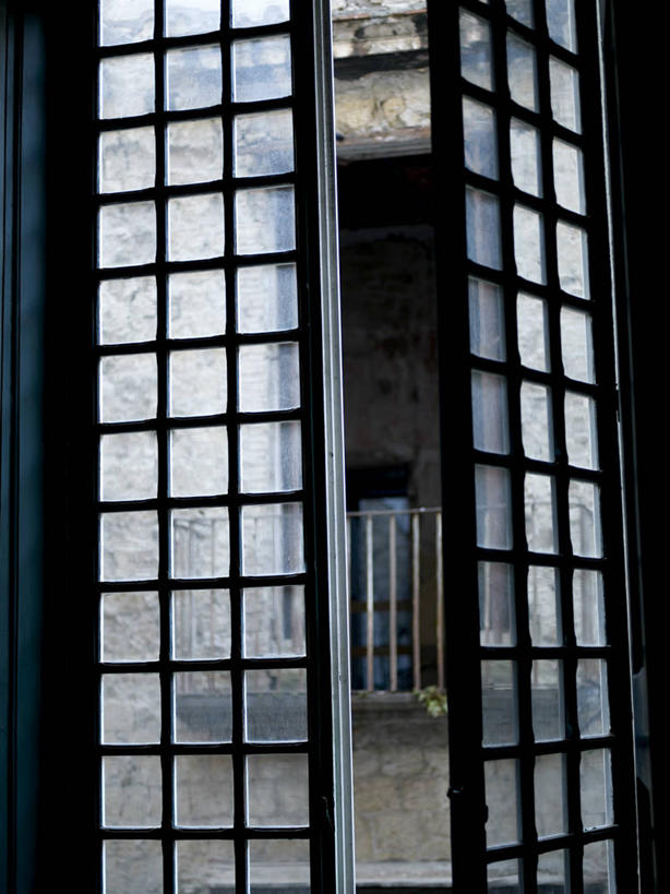 无人,家,栏杆,竖图,室内,特写,白天,正面,窗户,房屋,屋子,围栏,护栏,楼房,玻璃窗,住宅,打开,开启,彩图,房子