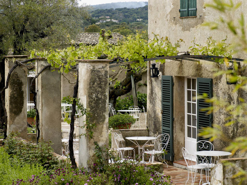 无人,家,横图,室外,白天,正面,度假,美景,山,山脉,餐桌,窗户,桌子,城市风光,城市,椅子,法国,欧洲,阴影,光线,影子,房屋,屋子,景观,山峰,山峦,娱乐,楼房,玻璃窗,住宅,阳光,群山,享受,休闲,景色,放松,餐台,西欧,法兰西,咖啡店,咖啡屋,瓦尔省,法兰西共和国,法兰西第五共和国,普罗旺斯.阿尔卑斯.蓝色海岸,普罗旺斯.阿尔卑斯.蓝色海岸大区,瓦尔,圣特罗佩,彩图,房子,咖啡馆