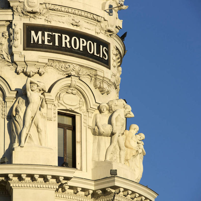 无人,家,方图,室外,白天,仰视,旅游,度假,标志建筑,地标,建筑,雕塑,西班牙,欧洲,阴影,艺术,装饰,光线,英文,标志,雕刻,雕像,矿石,文字,影子,字符,字母,房屋,屋子,公寓,首都,娱乐,标识,建设,洋房,楼房,住宅,蓝色,蓝天,天空,阳光,晶体,工艺品,天,享受,休闲,马德里,旅游胜地,放松,晴朗,纪念,英文字母,坚硬,美术,南欧,主题,陈列,万里无云,西班牙王国,功能,美学,马德里自治区,石英,坚固,矿物质,二氧化硅,虎睛石,虎眼石,晴空,晴空万里,彩图,低角度拍摄,房子,阿尔卡拉街,黄虎眼石