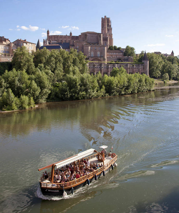 无人,家,教堂,竖图,俯视,室外,白天,旅游,度假,名胜古迹,植物,标志建筑,地标,建筑,轮船,船,法国,欧洲,一艘,阴影,波纹,飞溅,节日,遗迹,溅,光线,液体,影子,房屋,屋子,水滴,云,云朵,云彩,古迹,文化,文物,娱乐,建设,古建筑,楼房,住宅,水珠,树,树木,蓝色,绿色,白云,蓝天,水纹,天空,阳光,自然,船尾波,交通工具,波浪,天,祈祷,享受,休闲,健康,旅游胜地,放松,许愿,宗教,信仰,生长,晴朗,成长,纪念,祈求,西欧,喷洒,法兰西,载具,信念,古文明,法兰西共和国,首府,法兰西第五共和国,南部.比利牛斯,南部.比利牛斯大区,塔恩省,平安,晴空,彩图,高角度拍摄,房子,大教堂,礼拜堂,阿尔比