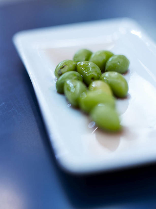 无人,竖图,俯视,室内,特写,白天,烹饪,西餐,餐桌,桌子,餐具,阴影,蓝色背景,朦胧,模糊,反射,碟子,盘,影子,料理,食品,菜肴,美食,食物,一个,绿色,盘子,碟,西式,摄影,佳肴,影棚,单个,餐台,彩图,高角度拍摄,影棚拍摄,拍摄,法国菜