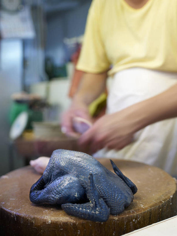 东方人,手,一个人,厨师,站,竖图,室内,特写,白天,正面,鸡,亚洲,双手,仅一个男性,仅一个人,仅一个中年男性,握,服装,朦胧,模糊,围裙,鸡肉,肉,案板,拿,拿着,黄种人,肉类,家禽,砧板,衣服,动物,站着,手部,握着,服饰,牲畜,衣着,穿着,乌骨鸡,肉食,衣饰,乌鸡,武山鸡,男人,男性,中年男性,亚洲人,厨师长,厨子,大厨,主厨,站立,半身,彩图