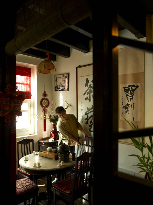 东方人,一个人,服务员,站,竖图,室内,白天,正面,植物,餐桌,桌子,亚洲,仅一个男性,仅一个人,仅一个中年男性,服装,盆栽,墙,盆景,扭头,注视,休闲装,黄种人,茶楼,墙壁,墙面,衣服,绿色,自然,茶馆,观察,看,站着,转头,休闲,休闲服,服饰,生长,成长,餐台,观看,茶室,察看,关注,茶房,茶肆,男人,男性,中年男性,亚洲人,服务生,侍者,站立,半身,彩图