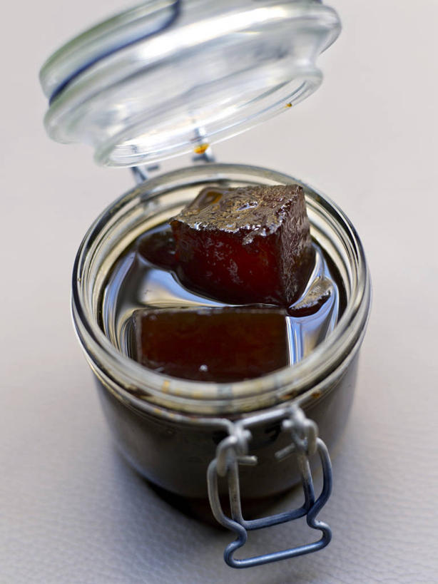 点心,无人,竖图,俯视,室内,特写,白天,餐桌,桌子,玻璃,阴影,反射,图形,影子,食品,甜点,甜品,几何,立方体,正方体,玻璃制品,食物,糕点,一个,玻璃瓶,瓶子,果酱,甜食,单个,餐台,数学,广口瓶,果子酱,彩图,高角度拍摄,几何图形,立体几何,立体图形,正六面体