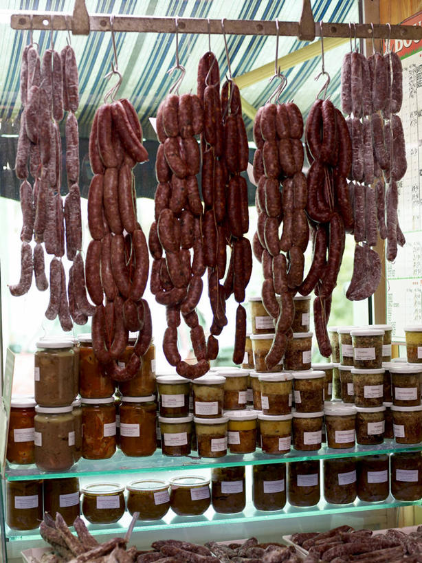 无人,商店,竖图,室内,白天,正面,窗户,落地窗,橱窗,许多,吊挂,悬挂,肉,香肠,腊肠,很多,挂,商铺,猪肉,肉类,玻璃窗,肉食,豚肉,玻璃橱窗,市肆,商号,彩图,店铺