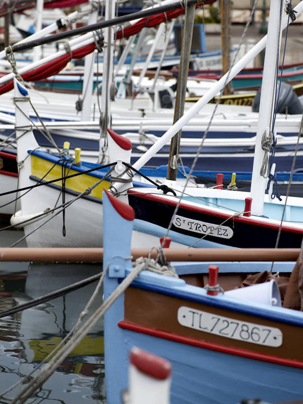 无人,栏杆,码头,竖图,室外,白天,正面,度假,美景,城市风光,城市,港口,轮船,船,法国,欧洲,停靠,阴影,光线,影子,景观,围栏,娱乐,护栏,阳光,交通工具,享受,休闲,景色,放松,西欧,停泊,法兰西,载具,瓦尔省,法兰西共和国,法兰西第五共和国,普罗旺斯.阿尔卑斯.蓝色海岸,普罗旺斯.阿尔卑斯.蓝色海岸大区,瓦尔,圣特罗佩,彩图,摆渡口,埠头,渡口,渡头,港湾,海港,货运码头,口岸,商港