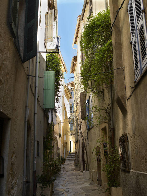 无人,家,竖图,室外,白天,仰视,度假,美景,植物,窗户,城市风光,城市,法国,欧洲,阴影,光线,盆栽,影子,房屋,屋子,景观,公寓,小巷,盆景,娱乐,洋房,楼房,弄堂,玻璃窗,住宅,巷子,蓝色,绿色,蓝天,天空,阳光,自然,天,享受,休闲,景色,放松,生长,晴朗,成长,西欧,法兰西,瓦尔省,万里无云,法兰西共和国,法兰西第五共和国,普罗旺斯.阿尔卑斯.蓝色海岸,普罗旺斯.阿尔卑斯.蓝色海岸大区,瓦尔,圣特罗佩,晴空,晴空万里,彩图,低角度拍摄,房子