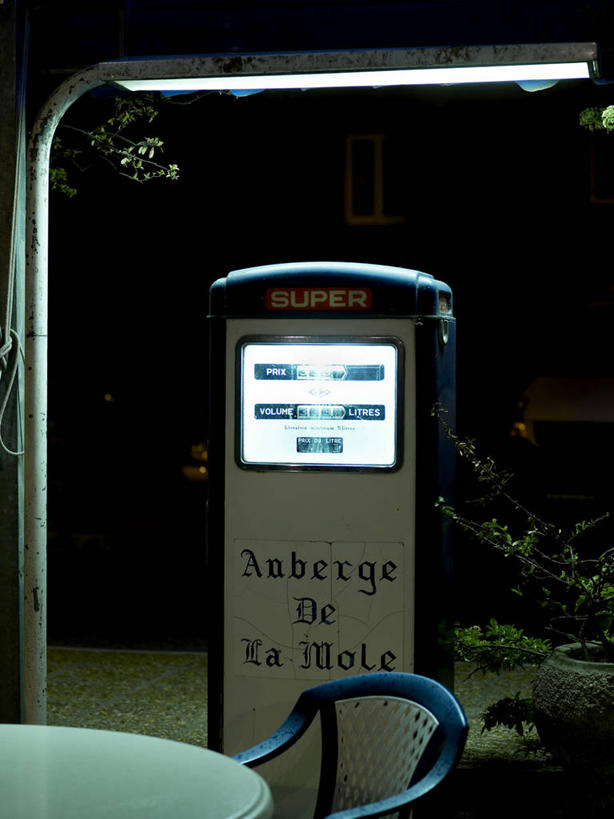 无人,竖图,室外,白天,正面,显示器,桌面,桌子,法国,欧洲,阴影,光线,屏幕,影子,灯光,显示屏,加油站,西欧,法兰西,输出设备,加油枪,瓦尔省,法兰西共和国,法兰西第五共和国,计量加油枪,输油枪,油枪,普罗旺斯.阿尔卑斯.蓝色海岸,普罗旺斯.阿尔卑斯.蓝色海岸大区,瓦尔,圣特罗佩,彩图,补充站,公共加油站,汽车加油站