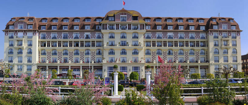 无人,宾馆,横图,室外,白天,正面,度假,美景,植物,窗户,城市风光,城市,酒店,旗帜,法国,欧洲,一排,阴影,整齐,并列,并排,盛开,光线,影子,景观,花蕾,娱乐,旗子,玻璃窗,花,花瓣,花朵,鲜花,树,树木,排列,蓝色,绿色,蓝天,天空,阳光,自然,天,花苞,花蕊,享受,休闲,景色,放松,生长,晴朗,成长,旅社,西欧,队列,法兰西,平行,万里无云,法兰西共和国,法兰西第五共和国,旌旗,旗号,多维尔,下诺曼底,下诺曼底大区,卡尔瓦多斯省,晴空,晴空万里,彩图,客店,客栈,旅店,旅馆,商旅