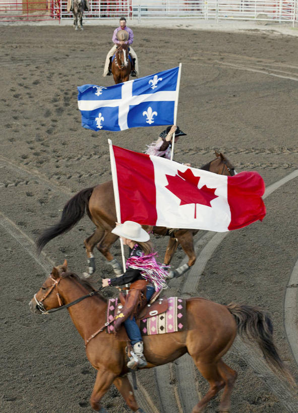 西方人,三个人,体育馆,运动场,坐,竖图,俯视,室外,白天,锻炼,运动,马,野生动物,旗帜,国旗,帽子,欧洲,欧洲人,骑马,服装,飘扬,注视,休闲装,体育场,马场,骑,衣服,动物,观察,看,休闲,休闲服,牛仔帽,运输,服饰,牲畜,观看,飘逸,察看,关注,飞扬,马术,加拿大国旗,赛马场,跑马场,运动馆,体育,男人,男性,年轻男性,年轻女性,女人,女性,白种人,旗,坐着,彩图,高角度拍摄,全身,健身,枫叶旗,马术运动